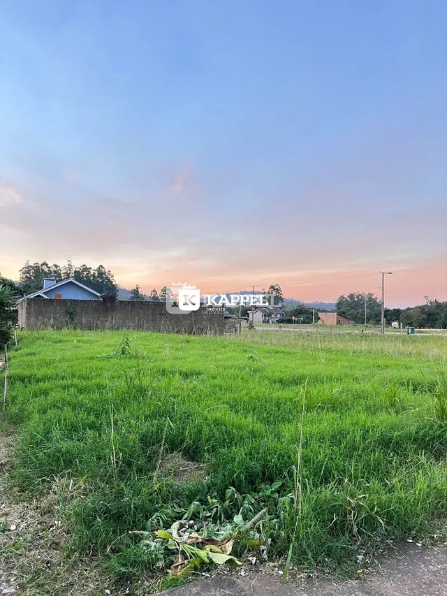 Gramado verde e área externa da propriedade em Lajeado.