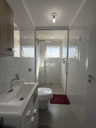 Banheiro moderno com revestimento em mármore branco.