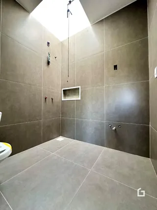 Interior com paredes bege e piso de cerâmica em um ambiente moderno.