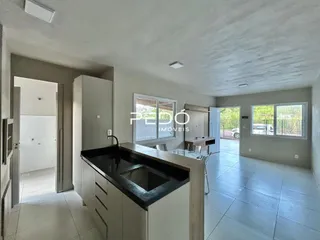 Interior de uma área com armários e piso de cerâmica em uma residência.