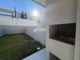 Vista externa do jardim de uma residência em Lajeado.