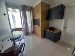 Sala com piso de cerâmica e grandes janelas.
