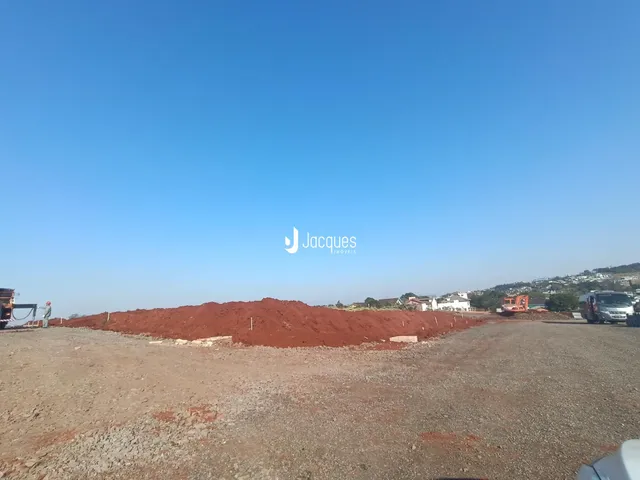 Vista aérea de terra avermelhada e terreno aberto em Lajeado.