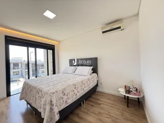 Quarto com cama e vista para o exterior em um imóvel no Brasil.