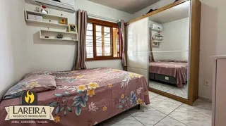 Quarto com cama e armário em um imóvel.