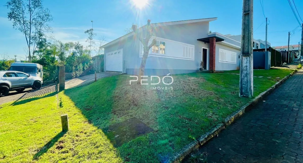 Fachada de uma casa em Lajeado, Brasil, com jardim gramado.