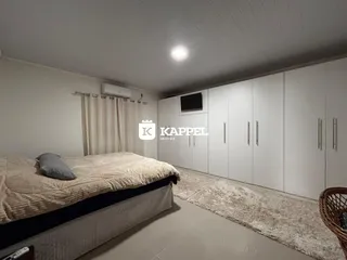 Quarto com cama e armários em um ambiente claro.