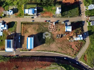 Vista aérea de um terreno residencial em Lajeado, Brasil, mostrando estruturas e vegetação circundantes.