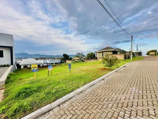 Vista externa de uma propriedade com gramado e rua em Lajeado, Brasil.