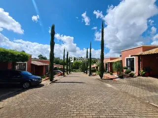 Vista da fachada de uma propriedade em Lajeado, Brasil, com um caminho pavimentado e árvores altas.