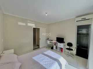 Quarto com piso de cerâmica e armário de escritório.