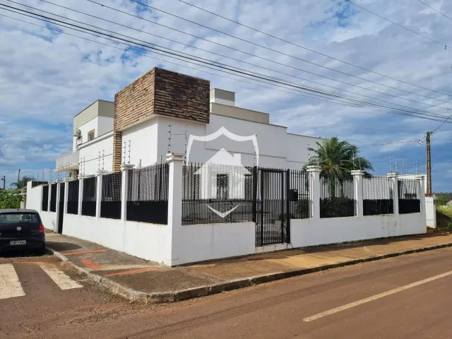 Fachada de uma residência com cerca de ferro em Lajeado, Brasil.