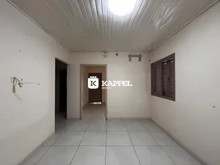 Hall de entrada com piso de cerâmica e teto de painel branco.