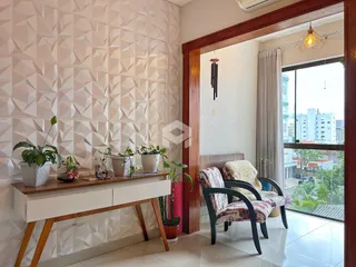 Sala de estar com decoração moderna e vista para o exterior.