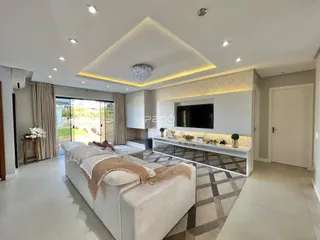 Sala de estar moderna com grande janela e decoração contemporânea.