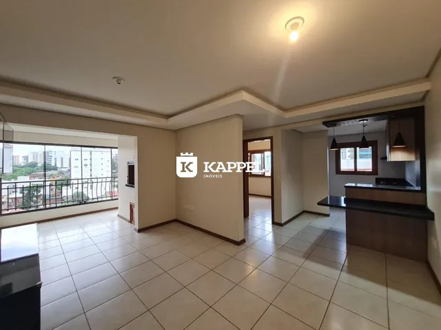 Sala de estar com piso de cerâmica e grande abertura para o exterior.