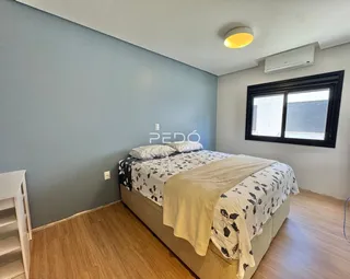 Quarto com cama e janela em um imóvel no Brasil.