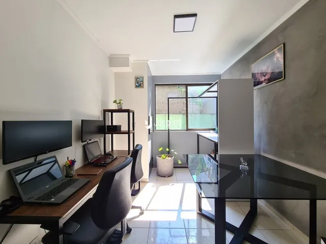 Sala de estar com janela de vidro e decoração moderna.
