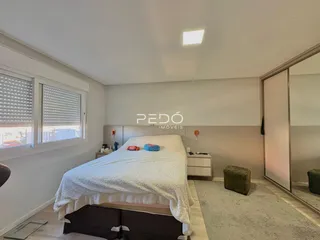 Quarto com cama e janela em um imóvel.