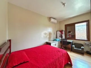Quarto com cama e janela em um imóvel no Brasil.