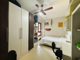 Quarto com armários e cama em um imóvel no Brasil.