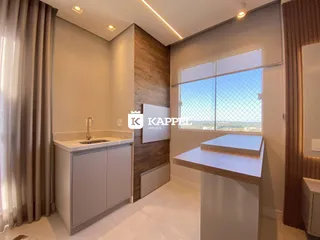 Uma cozinha moderna com bancada e vista panorâmica para a cidade.
