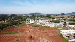 Vista aérea de uma área rural com campos e edificações em Lajeado, Brasil.