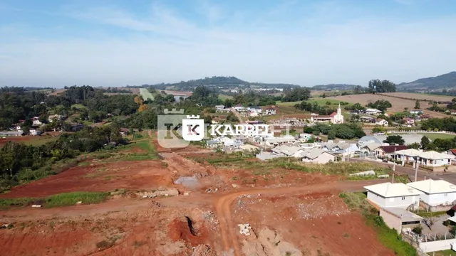 Vista aérea de uma área rural com campos e edificações em Lajeado, Brasil.