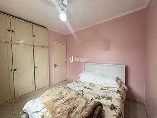 Quarto com armários embutidos e cama de casal em um imóvel no Brasil.