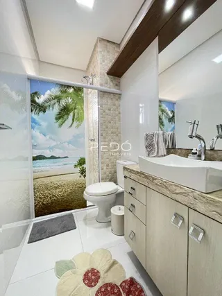 Foto de um banheiro com piso branco e louças sanitárias.