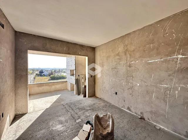 Imagem de uma área interna de construção com paredes de concreto aparente.