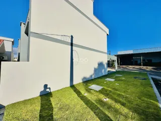 Fachada de uma residência com jardim em Lajeado, Brasil.