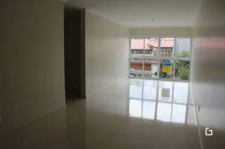 A foto mostra o interior de um ambiente com piso reflexivo.