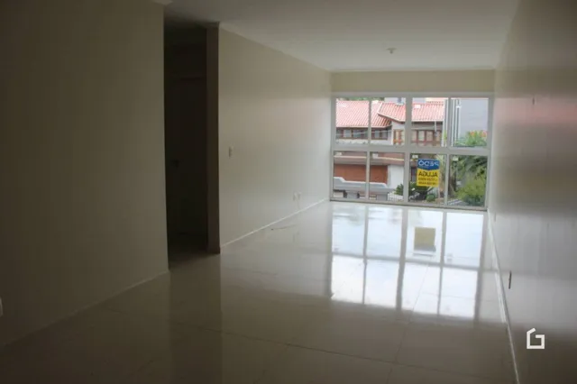 A foto mostra o interior de um ambiente com piso reflexivo.