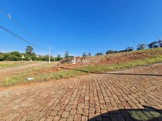 Vista da área externa com piso de tijolos no solo.