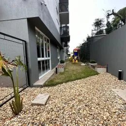 Fachada de um imóvel em Lajeado, Brasil, com área externa de cascalho.