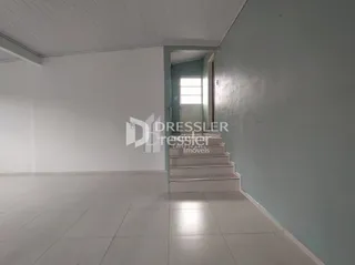 Vista de um corredor interno de uma propriedade.