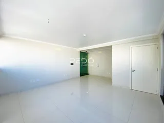 Hall de entrada com paredes brancas e piso de cerâmica claro.