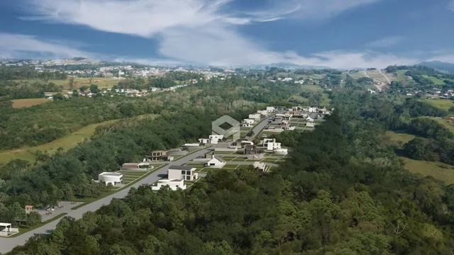 Vista aérea de uma área rural com vegetação e algumas construções no interior do Brasil.