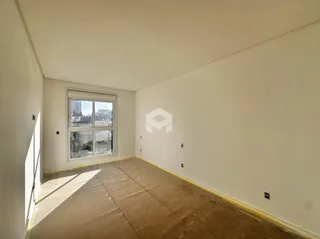 Vista interna de um cômodo com janela de grande porte.