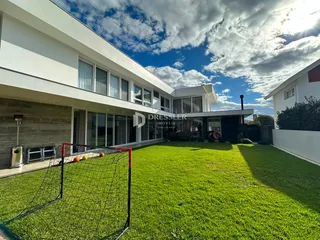 Fachada de uma casa moderna com jardim gramado.