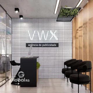 Ambiente de escritório com parede de ladrilhos e painel de madeira em um espaço moderno.