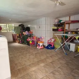 Foto de uma sala com piso de cerâmica.