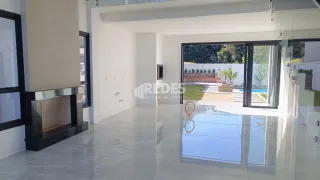 Interior de uma sala com lareira e piso de cerâmica claro.