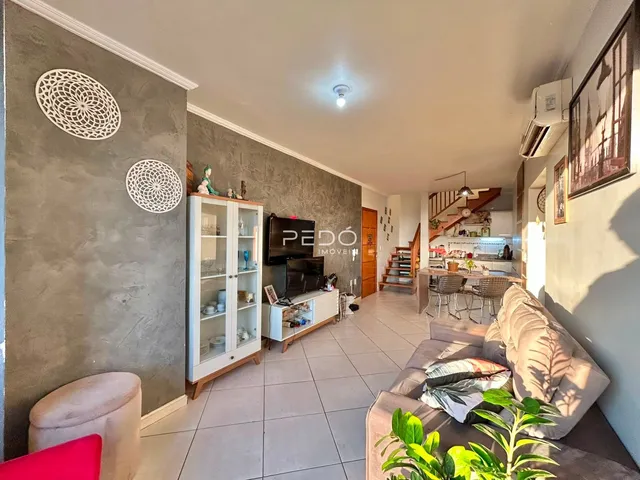 Sala de estar com paredes cinzas e piso de cerâmica.
