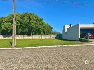Vista externa de uma propriedade com jardim e cerca em Lajeado, Brasil.