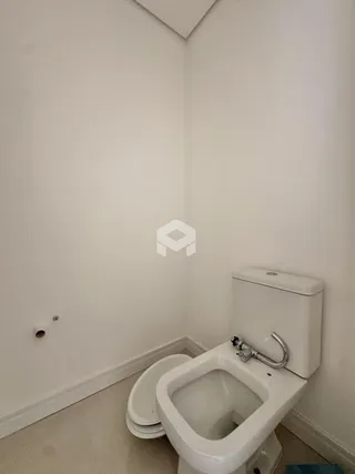 A foto mostra o interior de um banheiro.