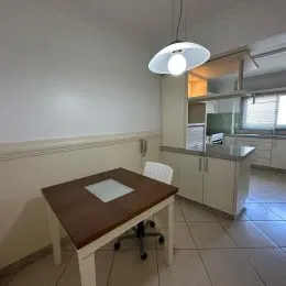 Foto de uma sala com uma mesa de madeira.