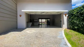 Fachada de uma residência com garagem e entrada de acesso.