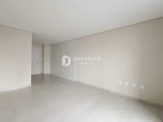 Ambiente interno de uma residência com paredes brancas e piso claro.